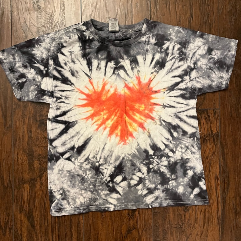 Kids Valentines Day T-shirt ❤️ Tie Dye Heart ❤️ youth medium